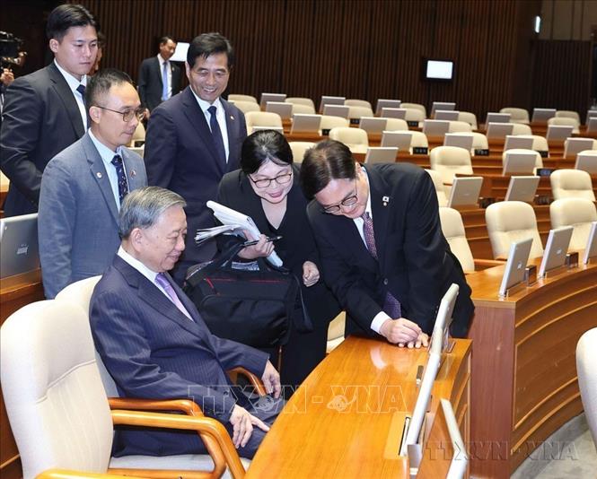 Tổng Bí thư Tô Lâm tham quan Nhà Quốc hội Hàn Quốc, chiều 12/8/2025. Ảnh: Thống Nhất – TTXVN