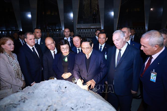 Thủ tướng Phạm Minh Chính và Phu nhân thăm Bảo tàng quốc gia về Cựu chiến binh Algeria. Ảnh: Dương Giang-TTXVN 
