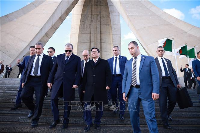 Thủ tướng Phạm Minh Chính đến đặt vòng hoa tại Đài tưởng niệm Liệt sỹ Algeria. Ảnh: Dương Giang-TTXVN 
