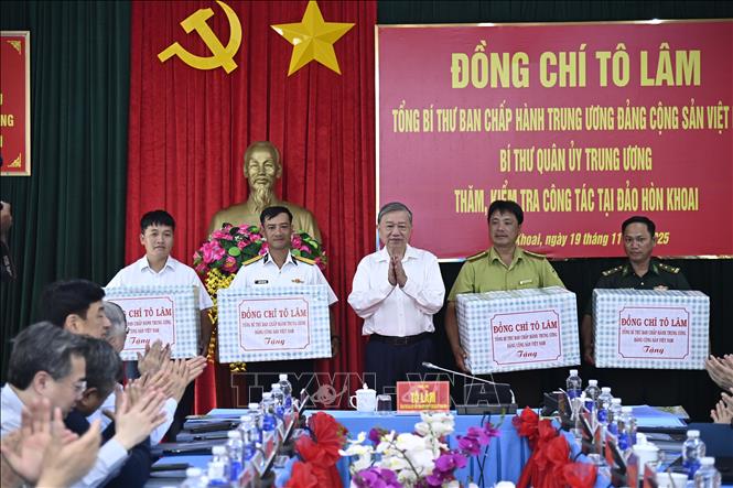 Tổng Bí thư Tô Lâm tặng quà các đơn vị thi công dự án trên đảo Hòn Khoai. Ảnh: Chanh Đa-TTXVN