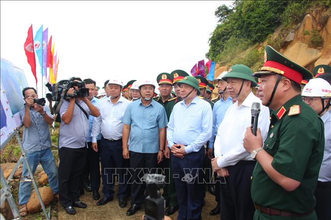Tổng Bí thư Tô Lâm nghe các đơn vị trình bày tình hình triển khai các dự án trọng điểm tại đảo Hòn Khoai (Cà Mau). Ảnh: Chanh Đa-TTXVN
