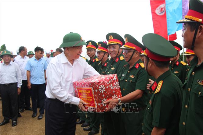 Tổng Bí thư Tô Lâm trao quà đến các đơn vị thi công công trình nhân chuyến thăm, làm việc tại đảo Hòn Khoai, tỉnh Cà Mau. Ảnh: Chanh Đa-TTXVN
