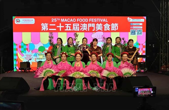 Hiệp hội người Việt Nam ở nước ngoài tại Macau biểu diễn văn nghệ tại lễ hội. Ảnh: TTXVN phát