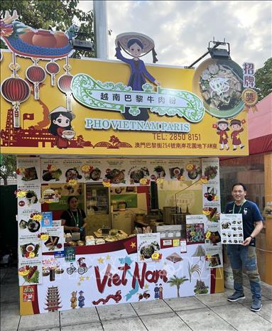 Gian hàng bán các món ăn truyền thống của Việt Nam tại lễ hội. Ảnh: TTXVN phát