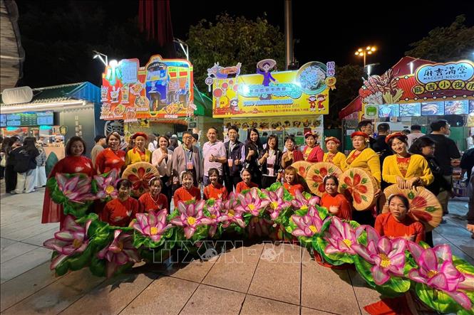 Hiệp hội người Việt Nam ở nước ngoài tại Macau là khách mời giao lưu văn hóa hàng năm tại lễ hội. Ảnh: TTXVN phát