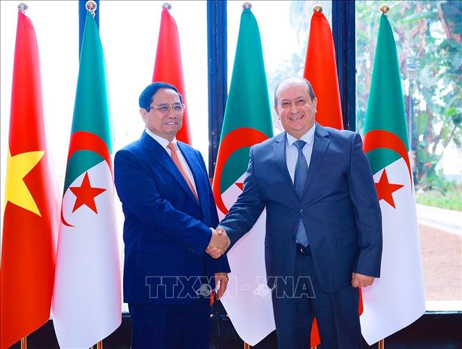 Thủ tướng Algeria Sifi Ghrieb đón Thủ tướng Phạm Minh Chính. Ảnh: Dương Giang-TTXVN
