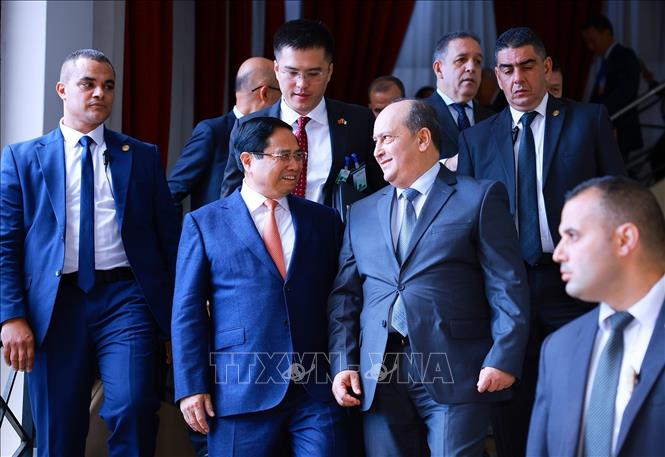 Thủ tướng Phạm Minh Chính và Thủ tướng Algeria Sifi Ghrieb sau hội đàm hẹp. Ảnh: Dương Giang-TTXVN
