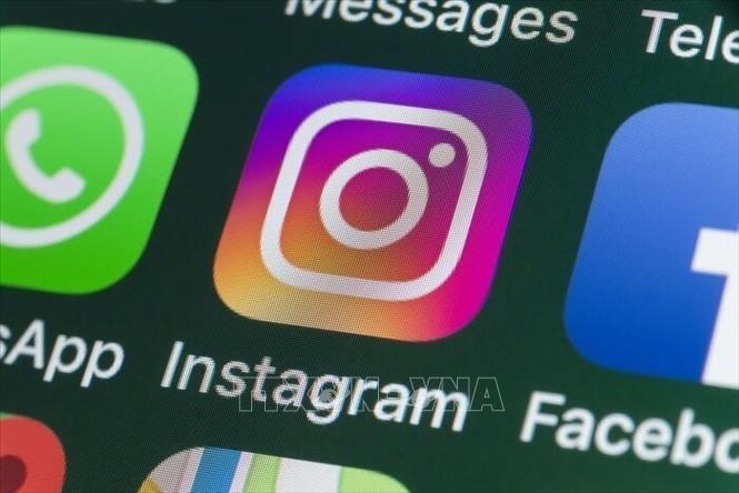 Biểu tượng của mạng xã hội Instagram trên màn hình điện thoại. Ảnh: IRNA/TTXVN