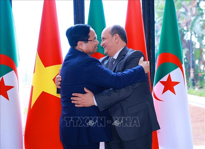 Thủ tướng Algeria Sifi Ghrieb đón Thủ tướng Phạm Minh Chính. Ảnh: Dương Giang-TTXVN
