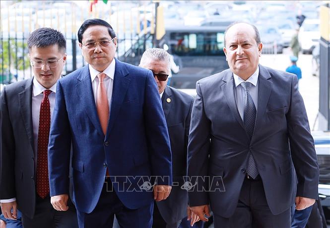 Thủ tướng Algeria Sifi Ghrieb đón Thủ tướng Phạm Minh Chính. Ảnh: Dương Giang-TTXVN
