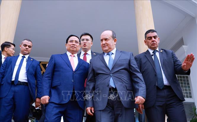 Thủ tướng Phạm Minh Chính và Thủ tướng Algeria Sifi Ghrieb. Ảnh: Dương Giang-TTXVN
