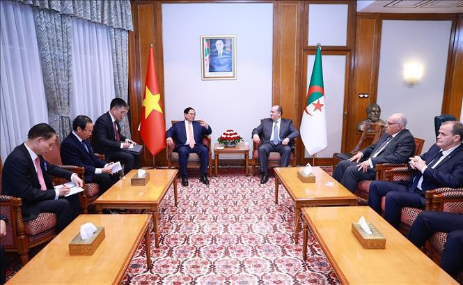 Thủ tướng Phạm Minh Chính hội đàm hẹp với Thủ tướng Algeria Sifi Ghrieb. Ảnh: Dương Giang-TTXVN
