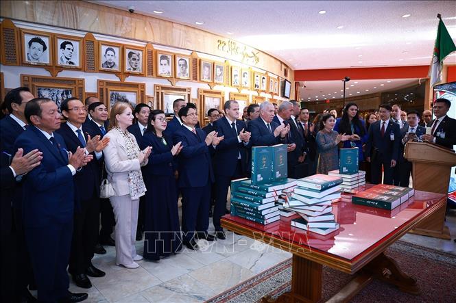 Thủ tướng Phạm Minh Chính và Phu nhân dự Lễ ra mắt cuốn sách “Điện Biên Phủ” bằng tiếng Ả-rập. Ảnh: Dương Giang-TTXVN 