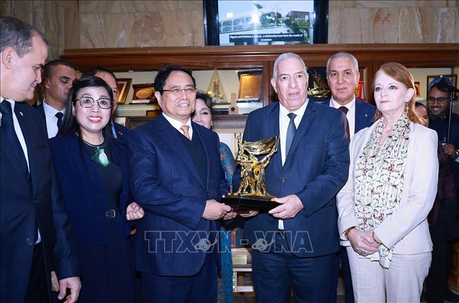 Thủ tướng Phạm Minh Chính tặng bức phù điêu tượng đài chiến thắng Điện Biên Phủ cho Bảo tàng quốc gia về Cựu chiến binh Algeria. Ảnh: Dương Giang-TTXVN 
