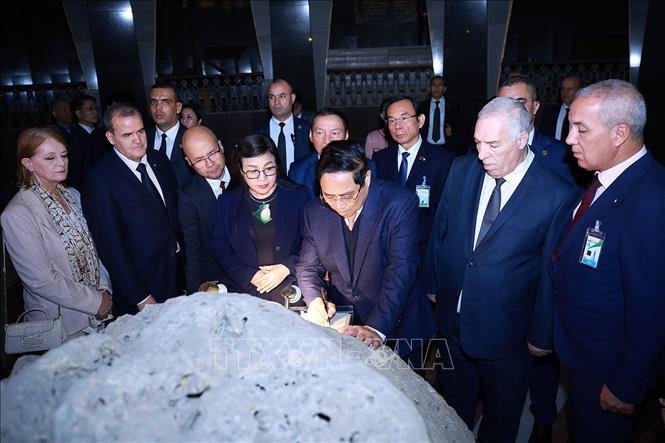 Thủ tướng Phạm Minh Chính viết lưu bút sau khi thăm Bảo tàng quốc gia về Cựu chiến binh Algeria. Ảnh: Dương Giang-TTXVN 