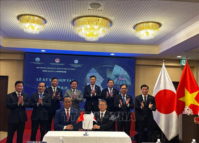 Trao Biên bản ghi nhớ hợp tác giữa Tập đoàn Obayashi với Ban Quản lý khu kinh tế Tây Ninh. Ảnh: Phạm Tuân – PV TTXVN tại Nhật Bản