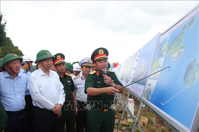 Thiếu tướng Nguyễn Hữu Ngọc, Tư lệnh Binh đoàn 12 trình bày tình hình triển khai các dự án trọng điểm tại đảo Hòn Khoai (Cà Mau). Ảnh: Chanh Đa-TTXVN
