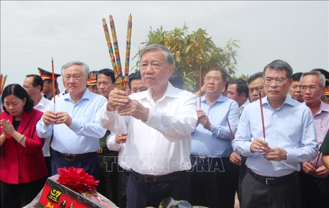 Tổng Bí thư Tô Lâm dâng hương tưởng niệm các Anh hùng liệt sĩ Khởi nghĩa Hòn Khoai. Ảnh: Chanh Đa-TTXVN
