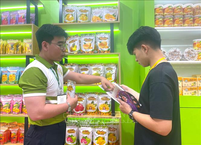 Doanh nghiệp trái cây sấy tại TP. Cần Thơ khai thác dư địa thị trường tiêu dùng TP. Hồ Chí Minh. Ảnh: Hương Giang - TTXVN