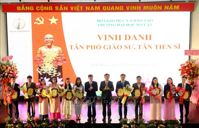Chủ tịch UBND tỉnh Lâm Đồng Hồ Văn Mười và Tiến sỹ Lê Minh Chiến, Hiệu trưởng trường Đại học Đà Lạt vinh danh các tân Giáo sư và tân Tiến sỹ của trường Đại học Đà Lạt. Ảnh: Nguyễn Dũng – TTXVN 