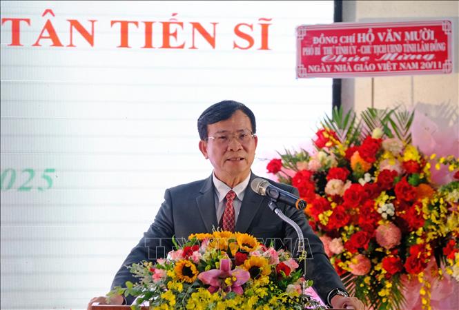 Chủ tịch UBND tỉnh Lâm Đồng Hồ Văn Mười phát biểu chúc mừng đội ngũ giảng viên, sinh viên trường Đại học Đà Lạt tại lễ kỷ niệm 43 năm Ngày Nhà giáo Việt Nam, tổ chức chiều 19/10. Ảnh: Nguyễn Dũng – TTXVN