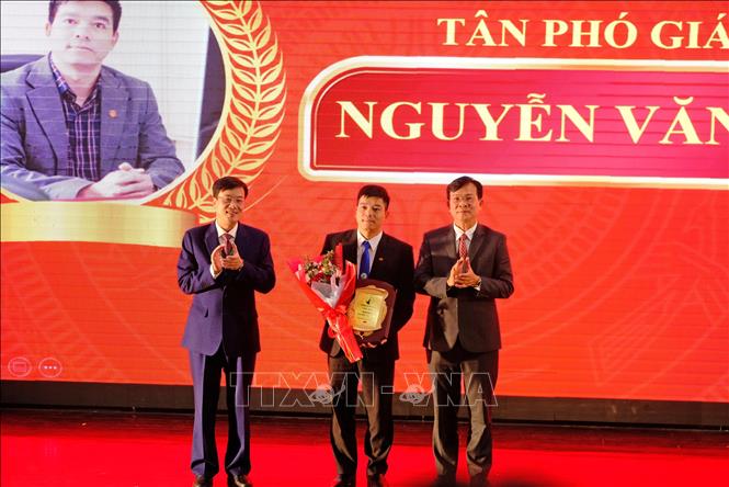 Chủ tịch UBND tỉnh Lâm Đồng Hồ Văn Mười và Tiến sỹ Lê Minh Chiến, Hiệu trưởng trường Đại học Đà Lạt tặng hoa và kỷ niệm chương vinh danh tân Giáo sư Nguyễn Văn Ngọc, Phó Hiệu trưởng nhà trường. Ảnh: Nguyễn Dũng – TTXVN