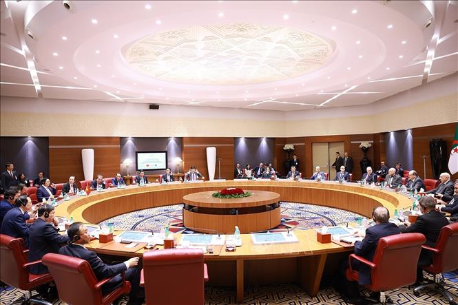 Thủ tướng Phạm Minh Chính hội đàm chính thức với Thủ tướng Algeria Sifi Ghrieb. Ảnh: Dương Giang-TTXVN