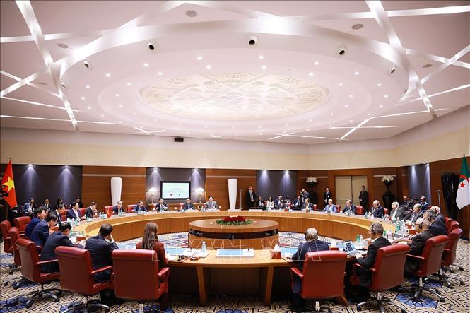 Thủ tướng Phạm Minh Chính hội đàm chính thức với Thủ tướng Algeria Sifi Ghrieb. Ảnh: Dương Giang-TTXVN