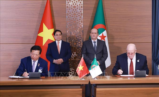Thủ tướng Phạm Minh Chính và Thủ tướng Algeria Sifi Ghrieb chứng kiến ký Biên bản Kỳ họp lần thứ 13 Ủy ban Hỗn hợp Hợp tác Kinh tế, Khoa học và Kỹ thuật Việt Nam – Algeria. Ảnh: Dương Giang-TTXVN 