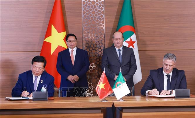 Thủ tướng Phạm Minh Chính và Thủ tướng Algeria Sifi Ghrieb chứng kiến ký Bản ghi nhớ hợp tác giữa Bộ Xây dựng Việt Nam và Bộ Nhà ở, Quy hoạch đô thị và thành phố Algeria trong lĩnh vực nhà ở, quy hoạch đô thị và thành phố. Ảnh: Dương Giang-TTXVN 