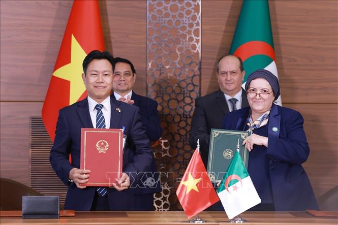 Thủ tướng Phạm Minh Chính và Thủ tướng Algeria Sifi Ghrieb chứng kiến ký Hiệp định về hợp tác trong lĩnh vực giáo dục giữa hai Chính phủ. Ảnh: Dương Giang-TTXVN 