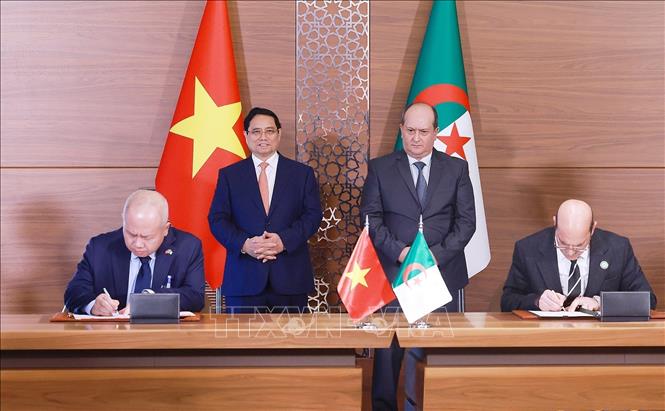 Thủ tướng Phạm Minh Chính và Thủ tướng Algeria Sifi Ghrieb chứng kiến ký Phụ lục của Nghị định thư về việc xử lý nợ tổng thể giữa Chính phủ hai nước. Ảnh: Dương Giang-TTXVN 