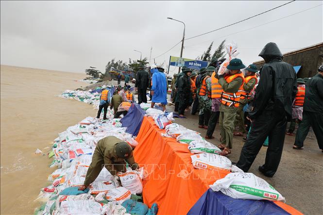 Hàng trăm cán bộ, chiến sĩ các lực lượng vũ trang cùng nhân dân địa phương đang khẩn trương gia cố bờ kè An Lương. Ảnh: Anh Dũng – TTXVN