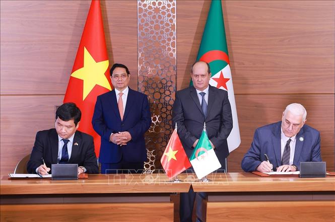 Thủ tướng Phạm Minh Chính và Thủ tướng Algeria Sifi Ghrieb chứng kiến ký Bản ghi nhớ giữa Học viện Công nghệ Bưu chính Viễn thông và Trường Đại học Khoa học và Công nghệ Boumedienne Algeria. Ảnh: Dương Giang-TTXVN 