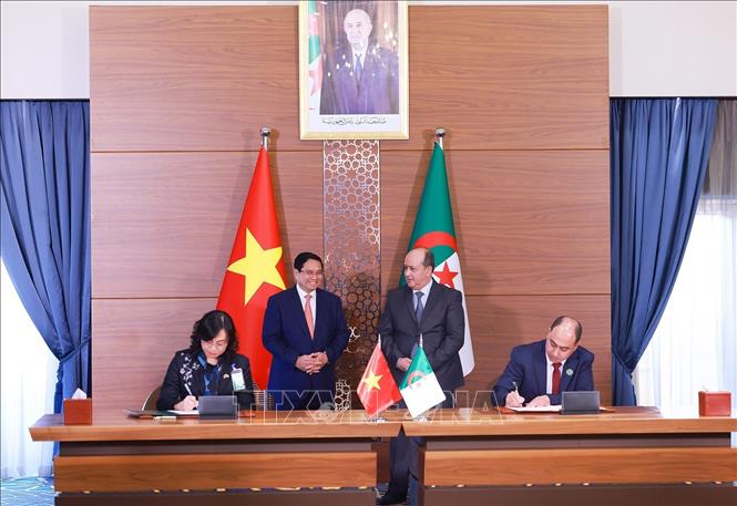 Thủ tướng Phạm Minh Chính và Thủ tướng Algeria Sifi Ghrieb chứng kiến ký ý định thư giữa Bộ Công thương và Bộ Ngoại thương và xúc tiến xuất khẩu Angieri về thúc đẩy khởi xướng đàm phán Hiệp định thương mại ưu đãi song phương thí điểm. Ảnh: Dương Giang-TTXVN 