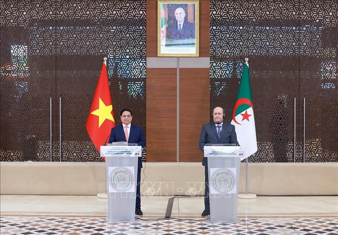 Thủ tướng Phạm Minh Chính và Thủ tướng Algeria Sifi Ghrieb gặp gỡ báo chí hai nước. Ảnh: Dương Giang-TTXVN