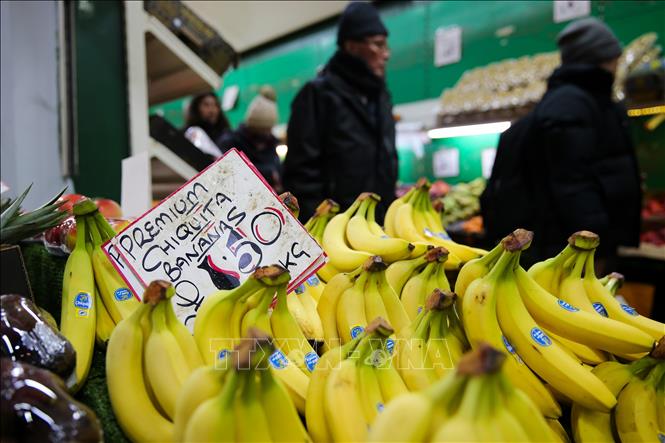 Người tiêu dùng mua sắm tại cửa hàng ở London, Anh. Ảnh: THX/TTXVN