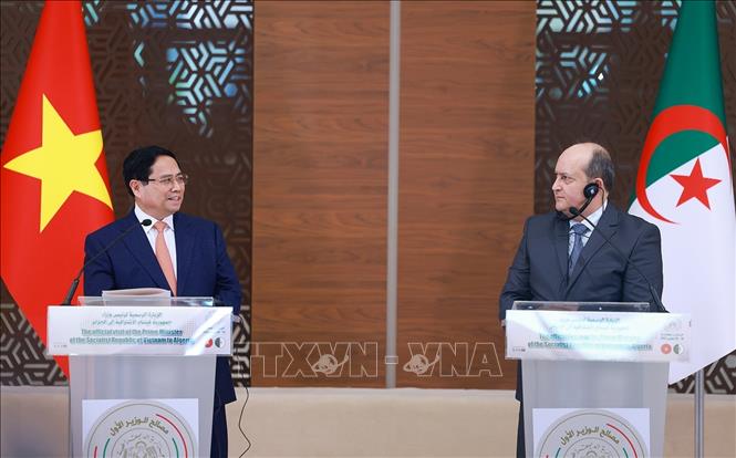 Thủ tướng Phạm Minh Chính và Thủ tướng Algeria Sifi Ghrieb gặp gỡ báo chí hai nước. Ảnh: Dương Giang-TTXVN
