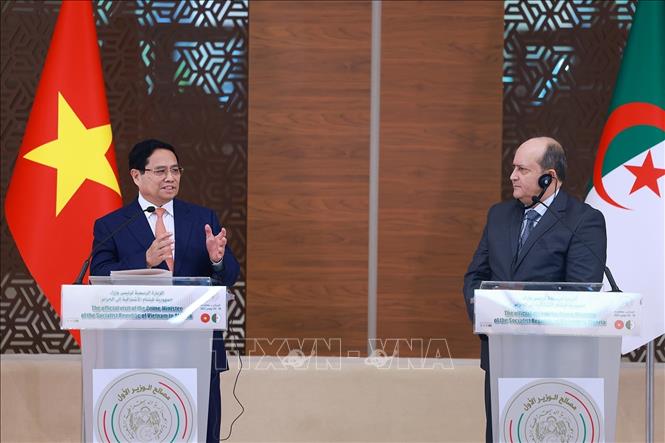 Thủ tướng Phạm Minh Chính và Thủ tướng Algeria Sifi Ghrieb gặp gỡ báo chí hai nước. Ảnh: Dương Giang-TTXVN
