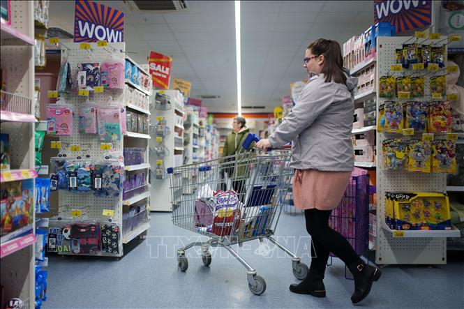 Người tiêu dùng mua sắm tại siêu thị ở Manchester, Anh. Ảnh: THX/TTXVN