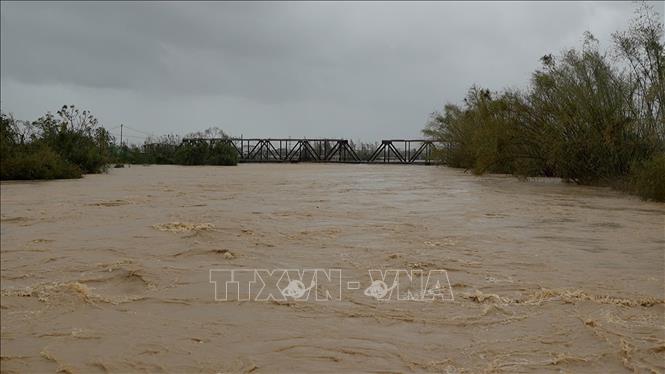 Mưa lớn làm nước lũ dâng cao. Ảnh: Sỹ Thắng - TTXVN 