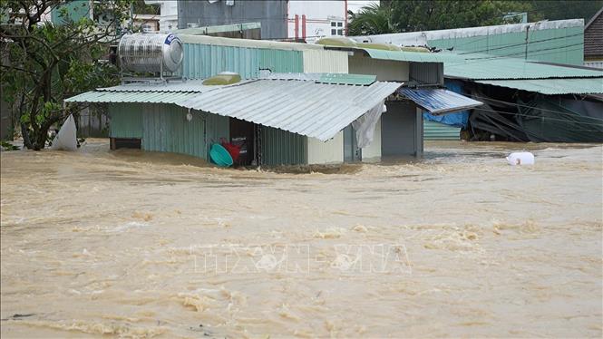 Nhiều nhà dân bị ngập lụt từ 1,5 - 3m. Ảnh: Sỹ Thắng - TTXVN 