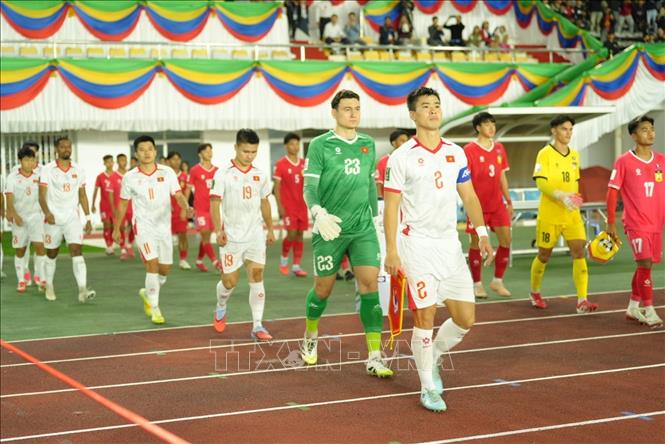 Đội tuyển Việt Nam và Lào vào sân. Ảnh: Đỗ Bá Thành – PV TTXVN tại Lào
