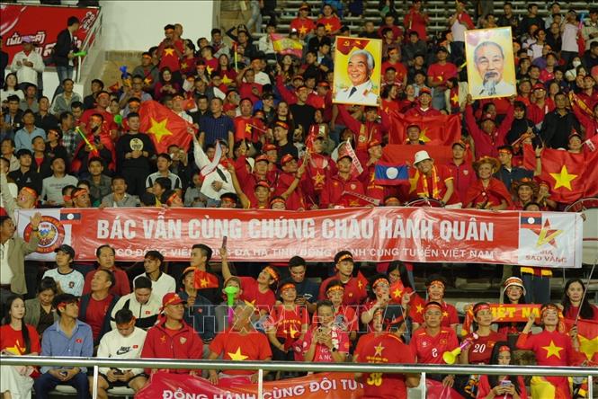 Cổ động viên Việt Nam tại Sân vận động Quốc gia Lào tối 19/11. Ảnh: Đỗ Bá Thành – PV TTXVN tại Lào
