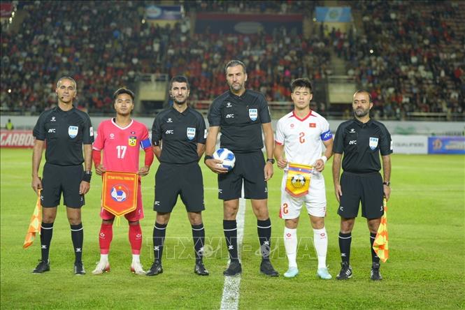 Tổ trọng tài cùng đội trưởng Đội tuyển Việt Nam và Lào trước trận đấu. Ảnh: Đỗ Bá Thành – PV TTXVN tại Lào