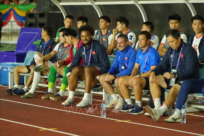 Huấn luyện viên Đội tuyển Việt Nam tại Sân vận động Quốc gia Lào. Ảnh: Đỗ Bá Thành – PV TTXVN tại Lào