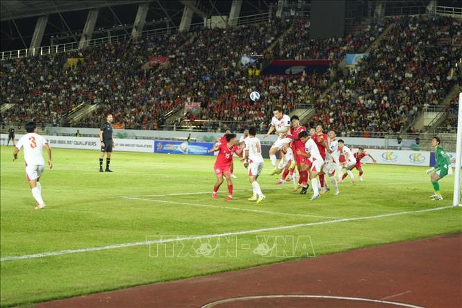 Pha tranh bóng giữa cầu thủ 2 đội. Ảnh: Đỗ Bá Thành – PV TTXVN tại Lào