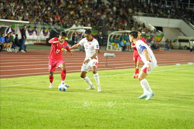 Pha tranh bóng giữa cầu thủ 2 đội. Ảnh: Đỗ Bá Thành – PV TTXVN tại Lào