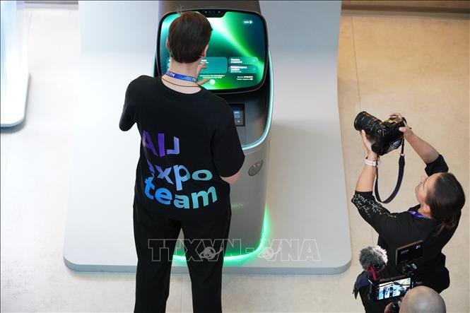 Giới thiệu các sản phẩm AI mới nhất trong lĩnh vực ngân hàng. Ảnh: Tâm Hằng - PV TTXVN tại LB Nga