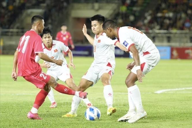 Pha tranh bóng giữa cầu thủ 2 đội. Ảnh: Đỗ Bá Thành – PV TTXVN tại Lào